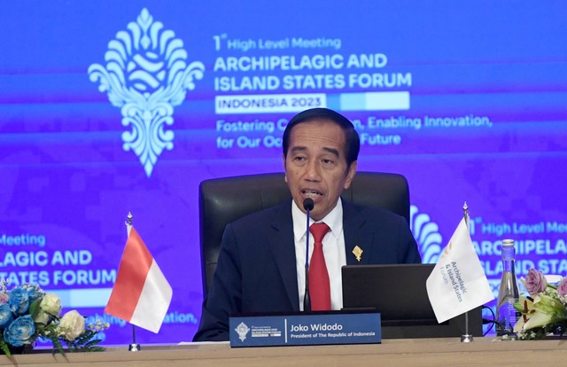 Presiden Jokowi menyampaikan keterangan pers usai Konferensi Tingkat Tinggi (KTT) Archipelagic and Island States (AIS) Forum 2023 di Bali Nusa Dua Convention Center, Nusa Dua, Badung, Bali, Rabu (11/10/2023). Foto: Akbar Nugroho Gumay/ANTARA FOTO