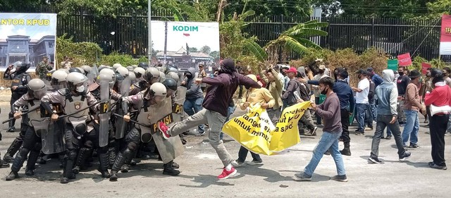 Simulasi pengamanan aksi unjuk rasa dalam kegiatan Sispamkota Polresta Cirebon. Foto: Tarjoni/Ciremaitoday