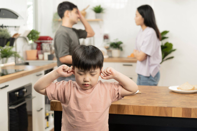  Anak melihat orang tua bertengkar.  Foto: Shutterstock