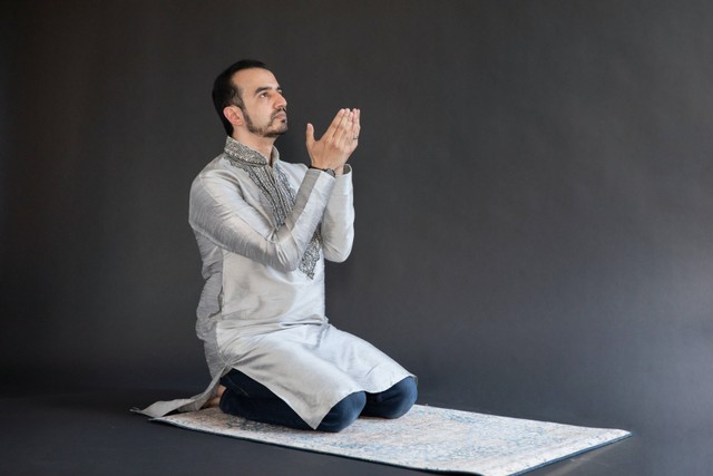 Ilustrasi seorang Muslim yang memanjatkan doa Nabi Yaqub. Foto: Pexels