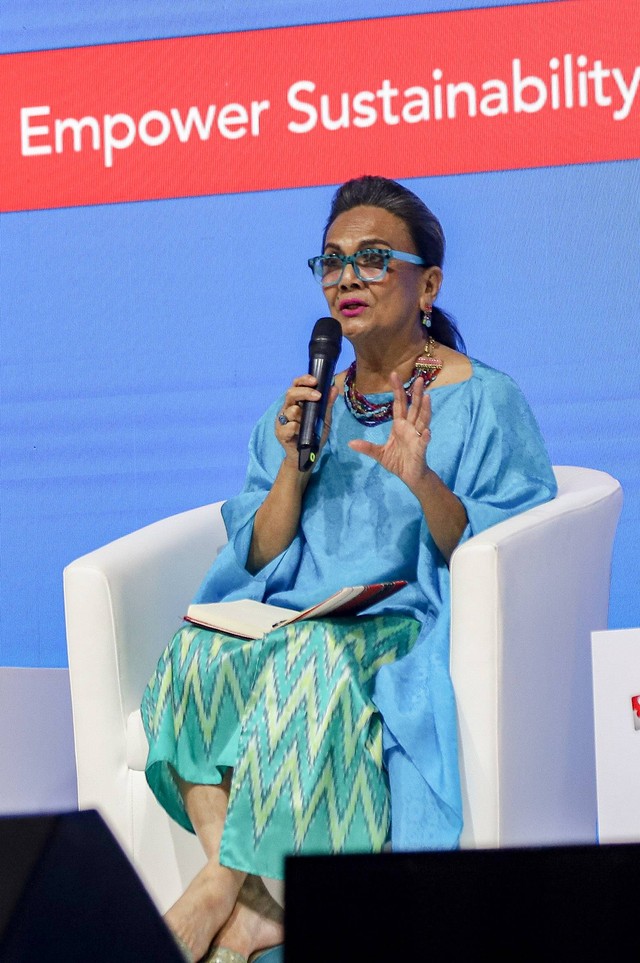 Aktris Christine Hakim menjadi pembicara dalam acara IKF 2023 di Pacific Place, Jakarta, Rabu (11/10/2023). Foto: Jamal Ramadhan/kumparan