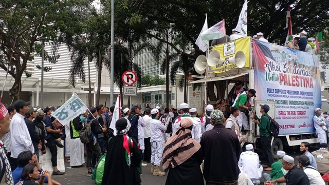 Sejumlah pengunjuk rasa melakukan aksi solidaritas untuk Palestina di depan Kedutaan Besar Amerika Serikat, Jakarta, Rabu (11/10/2023). Foto: Fadlan/kumparan