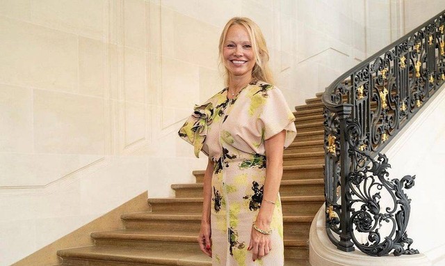 Penampilan Pamela Anderson saat hadir di Paris Fashion Week Tanpa Makeup. Dok. Instagram/@pamelaanderson