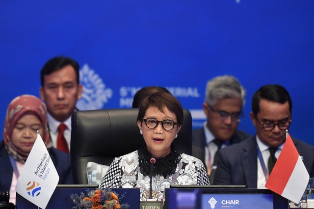 Menlu Retno Marsudi saat jumpa pers di KTT AIS Forum, Bali Nusa Dua Convention Center. Foto: Kominfo