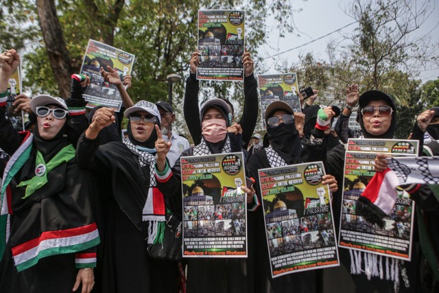 Sejumlah pengunjuk rasa melakukan aksi solidaritas untuk Palestina di depan Kedutaan Besar Amerika Serikat, Jakarta, Rabu (11/10/2023). Foto: Fauzan/ANTARA FOTO