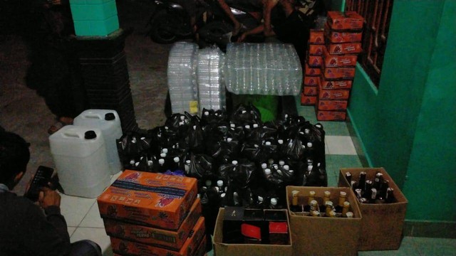 Ratusan botol miras dan puluhan liter alkohol murni yang disita oleh jajaran Satresnarkoba Polres Bantul. Foto: Dok. Polres Bantul