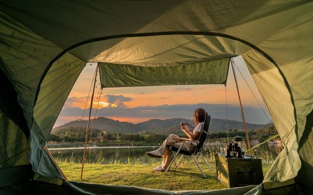 Ilustrasi memilih camping di tempat yang diizinkan. Foto: Theera Disayarat/Shutterstock