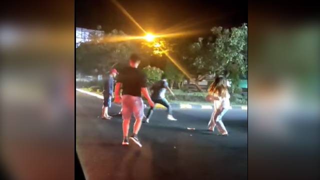 Tangkapan layar video penganiayan yang terjadi di kawasan Megamas Manado, yang mengakibatkan korban mengalami 9 luka tikam di sekujur tubuhnya.