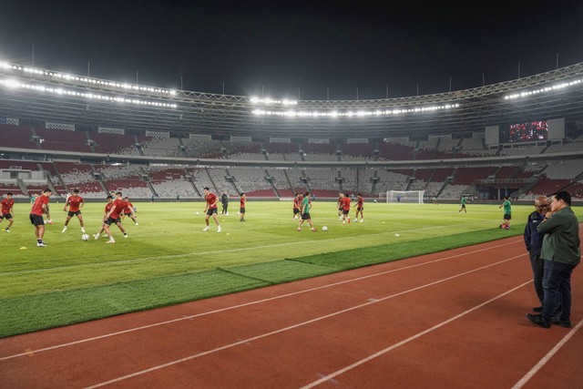 Ketua Umum PSSI Erick Thohir (kanan) meninjau sesi latihan Timnas Indonesia di Stadion Utama Gelora Bung Karno (GBK), Senayan, Jakarta, Rabu (11/10/2023). Foto: Dhemas Reviyanto/ANTARA FOTO