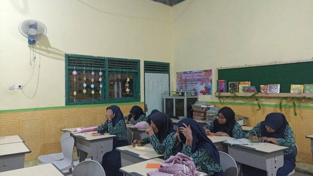 Kegiatan belajar mengajar di kelas. Sumber: Dokumentasi pribadi