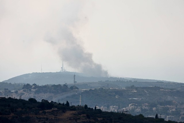 Asap mengepul dari desa Dhayra setelah penembakan Israel seperti yang digambarkan dari kota Marwahin di Lebanon, dekat perbatasan dengan Israel, Lebanon selatan, Rabu (11/10/2023). Foto: Mohamed Azakir/REUTERS