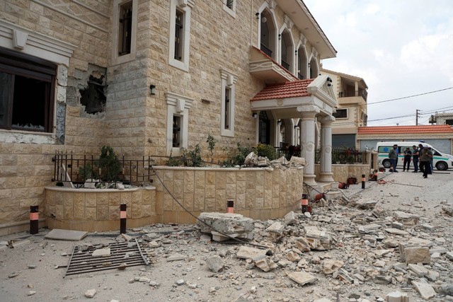 Pemandangan menunjukkan kerusakan setelah penembakan Israel di desa Dhayra, dekat perbatasan dengan Israel, di Lebanon selatan, Rabu (11/10/2023). Foto: Mohamed Azakir/REUTERS