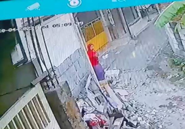 CCTV yang memergoki Masriah membuang sampah lalu berjoget. Dok: Ist.