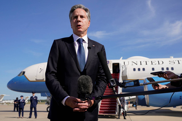 Menteri Luar Negeri AS Antony Blinken saat akan berangkat menuju Israel di Pangkalan Gabungan Andrews, Maryland, AS,  Rabu (11/10/2023). Foto: Jacquelyn Martin/POOL/AFP