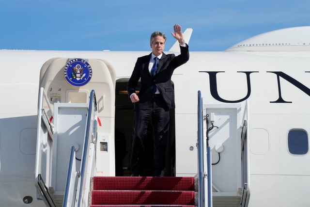 Menteri Luar Negeri AS Antony Blinken melambaikan tangan saat akan berangkat menuju Israel di Pangkalan Gabungan Andrews, Maryland, AS,  Rabu (11/10/2023). Foto: Jacquelyn Martin/POOL/AFP