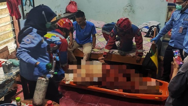 Petugas pemadam kebakaran berhasil membantu mengevakuasi seorang pasien obesitas seberat 130 kilogram yang berlokasi di kawasan Tanjung Priok pada Kamis (12/10) pagi. Foto: Sudin Gulkarmat Jakut