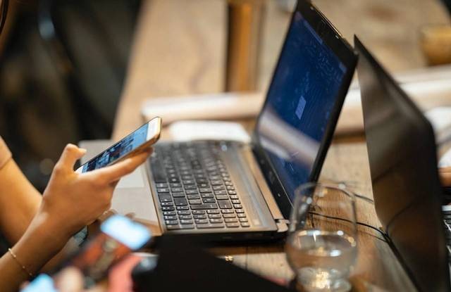 Ilustrasi cara mengatasi jam akses tidak sesuai JKN Mobile. Foto: Unsplash.