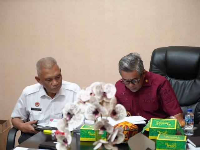 Kadiv Keimigrasian Ujo Sujoto memanggil seluruh Kepala Kantor Imigrasi se Aceh, tampak Kakanim Sabang (kiri) sedang menerima arahan