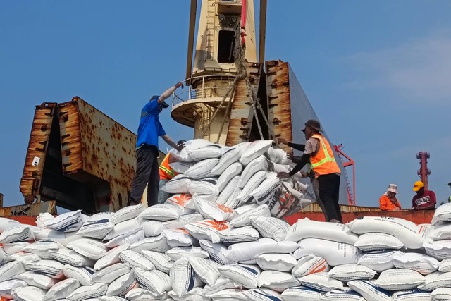 Beras impor asal Vietnam sebanyak 24 ribu ton tiba di Indonesia melalui Pelabuhan Tanjung Priok, Kamis (12/11/2023). Foto: Akbar Maulana/kumparan