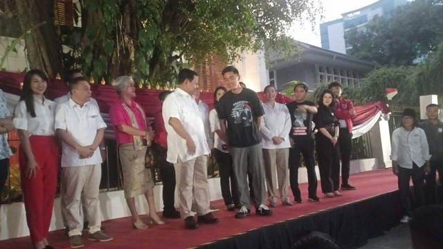 Kaesang dan Prabowo dalam acara kunjungan silaturahmi di kediaman pribadi Prabowo, Kertanegara, Jakarta Selatan.  Foto: Fadlan/kumparan