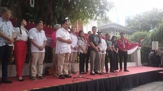 Kaesang dan Prabowo dalam acara kunjungan silaturahmi di kediaman pribadi Prabowo, Kertanegara, Jakarta Selatan.  Foto: Fadlan/kumparan