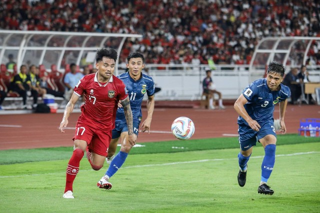 Pemain Timnas Indonesia Saddil Ramdani berusaha melewati pemain Brunei Darussalam pada pertandingan Kualifikasi Piala Dunia 2026 Zona Asia di Stadion Gelora Bung Karno, Jakarta, Kamis (12/10/2023). Foto: Jamal Ramadhan/kumparan