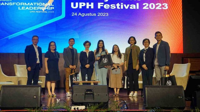 Faculty Talks-Klaster Ilmu Sosial dihadiri para mahasiswa baru dari Fakultas Hukum, Fakultas Ekonomi dan Bisnis, Fakultas Ilmu Sosial dan Ilmu Politik, serta Fakultas Ilmu Pendidikan yang berlangsung di Grand Chapel UPH pada 24 Agustus 2023, dengan topik “Transformational Leadership in Today’s Society”.