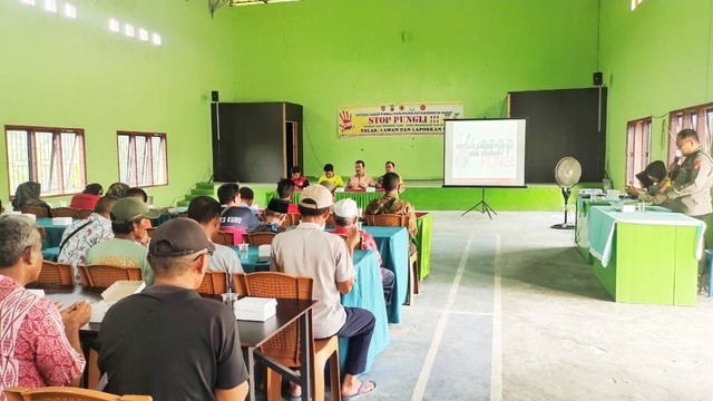Tim Saber Pungli Kobar melaksanakan sosialisasi pencegahan Pungli di Desa Kubu Kecamatan Kumai, Jum'at (13/10/2023). Foto: Ist/InfoPBUN