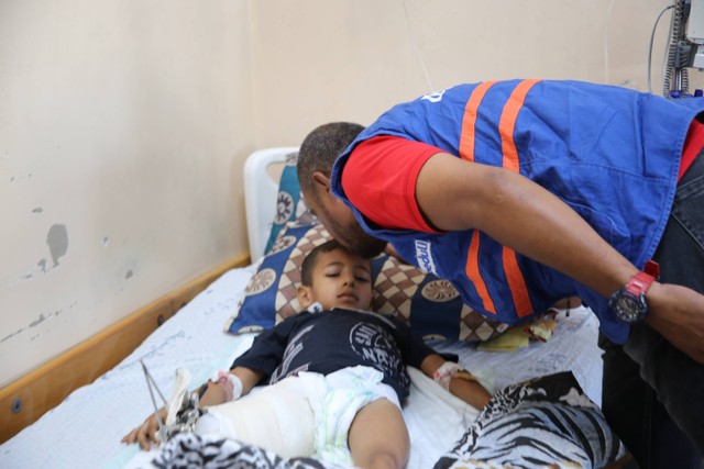 Bang Onim menjenguk seorang anak Palestina di RS. Shifa. Foto: DT Peduli