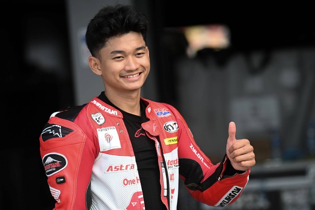 Pembalap Honda Team Asia Fadillah Arbi Aditama mengangkat jempol jelang balapan Moto3 rangkaian balapan MotoGP 2023 di Pertamina Mandalika International Street Circuit, Lombok Tengah, NTB, Kamis (12/10/2023). Foto: Wahyu Putro A/ANTARA FOTO