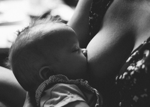 Ilustrasi Cara Menyusui yang Benar agar Bayi Kenyang. Unsplash/Fanny Renald.