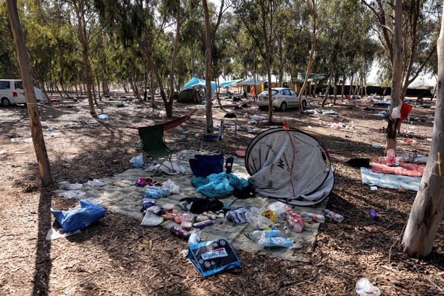 Barang-barang pribadi pengunjung festival terlihat di lokasi serangan terhadap Festival Nova oleh Hamas dari Gaza, di dekat perbatasan Israel dengan Jalur Gaza, di Israel selatan, Kamis (12/10/2023). Foto: Ilan Rosenberg/REUTERS