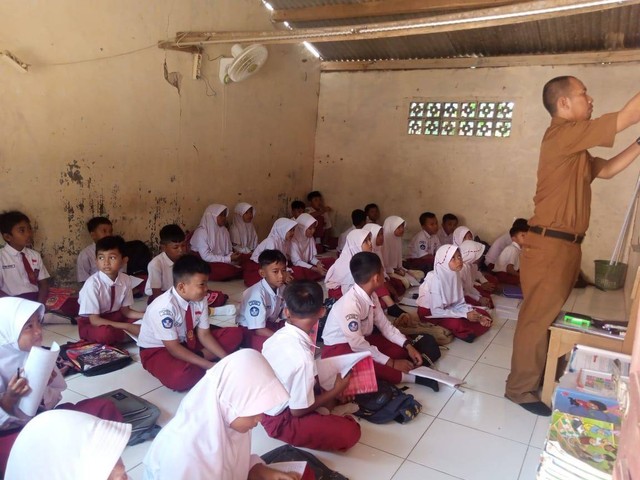 Ratusan siswa di SDN Cidokom 2, Kecamatan Rumpin, Kabupaten Bogor, terpaksa belajar di musala hingga laboratorium. Dok Istimewa