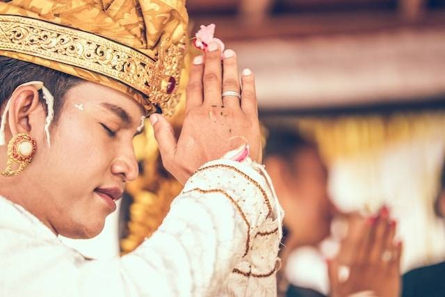 Ilustrasi implementasi ajaran Upaweda dalam kehidupan. Foto: Unsplash/Artem Beliaikin