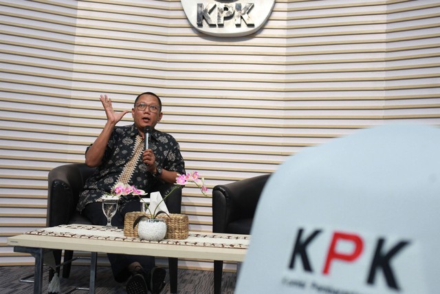 Direktur Pelayanan Pelaporan dan Pengaduan Masyarakat KPK Tomi Murtomo memberikan penjelasan kepada wartawan soal pengaduan masyarakat yang telah diterima KPK di Gedung Merah Putih KPK, Jakarta, Jumat (8/9/2023).  Foto: Reno Esnir/ANTARA FOTO