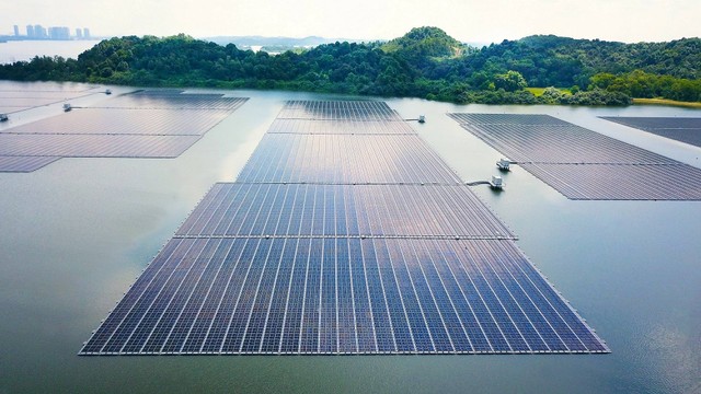Pembangkit Listrik Tenaga Surya (PLTS) terapung di Singapura bernama Sembcorp Tengeh Floating Solar Farm. Foto: Dok. Sembcorp Tengah Floating Solar Farm