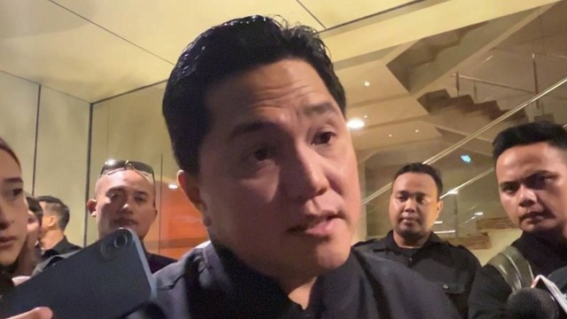Menteri BUMN Erick Thohir saat ditemui di kawasan MH Thamrin, Jakarta Pusat pada Jumat (13/10/2023). Foto: Widya Islamiati/kumparan
