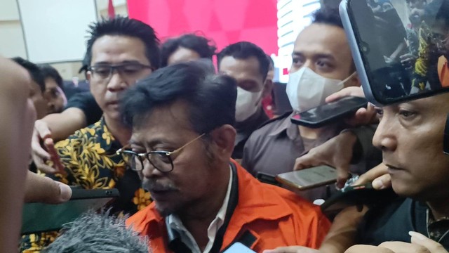 Eks Mentan Syahrul Yasin Limpo mengenakan rompi oranye, usai ditetapkan tersangka oleh KPK, Jakarta, Jumat (13/10). Foto: Hedi/kumparan