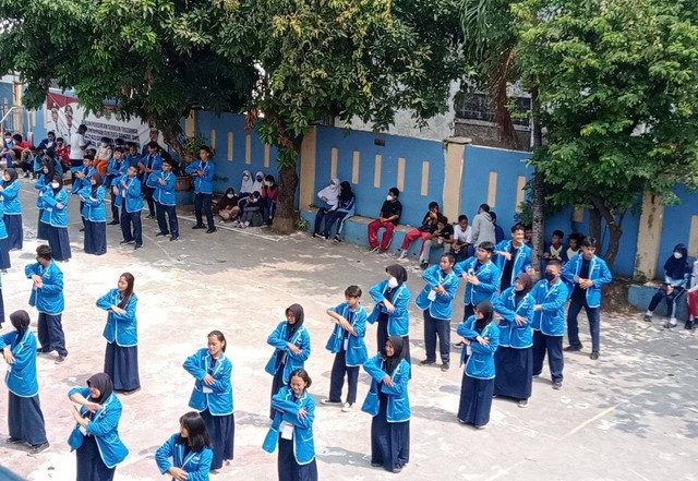 Kegiatan menari bersama di sekolah. Sumber : Pribadi