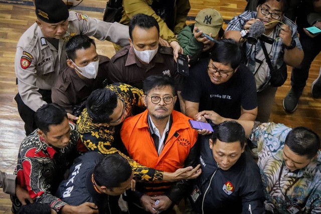 Mantan Menteri Pertanian Syahrul Yasin Limpo dikawal petugas usai dihadirkan dalam konpers KPK, sebagai tersangka dalam kasus dugaan korupsi di wilayah Kementerian Pertanian, Jakarta, Jumat (13/10/2023). Foto: Jamal Ramadhan/kumparan