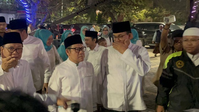 Bacapres-bacawapres Koalisi Perubahan, Anies Baswedan dan Muhaimin Iskandar menghadiri Maulid Nabi yang digelar Majelis Rasulullah di Masjid Al Ittihad, Tebet, Jakarta Selatan, Jumat (13/10). Foto: Haya Syahira/kumparan