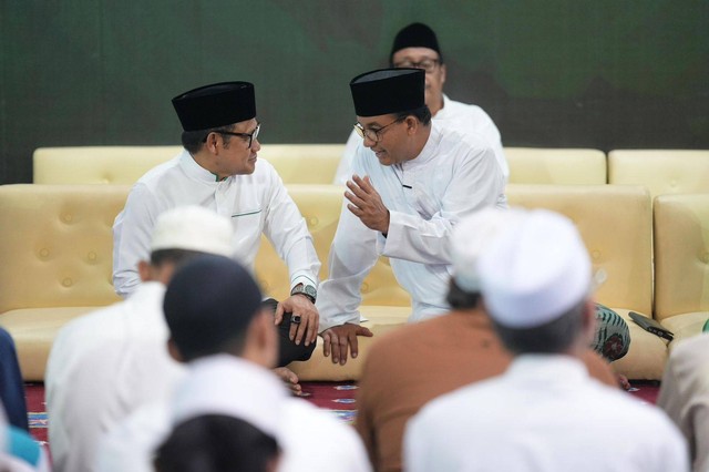 Pasangan bacapres dan bacawapres Anies Baswedan-Muhaimin Iskandar (Gus Imin) menghadiri Maulid Akbar Nabi Muhammad SAW di Masjid Raya Al Ittihad Tebet, Jakarta Selatan, Jumat malam (13/10).  Foto: Dok. Istimewa