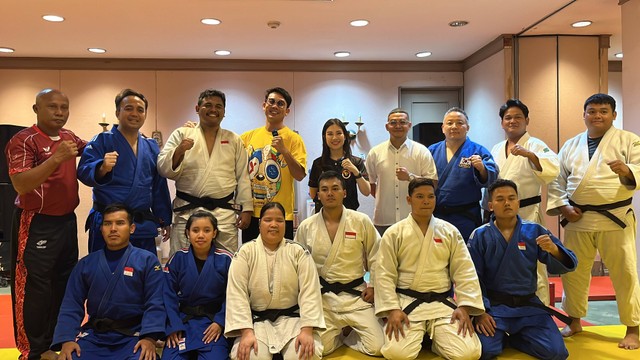 Chef de Mission (CdM) Indonesia untuk Asian Para Games, Angela Tanoesoedibjo (tengah atas), menyambangi latihan cabang olahraga blind judo di Hotel Sahid Jaya, Solo, pada Jumat (13/10). Foto: Jodi Hermawan/kumparan