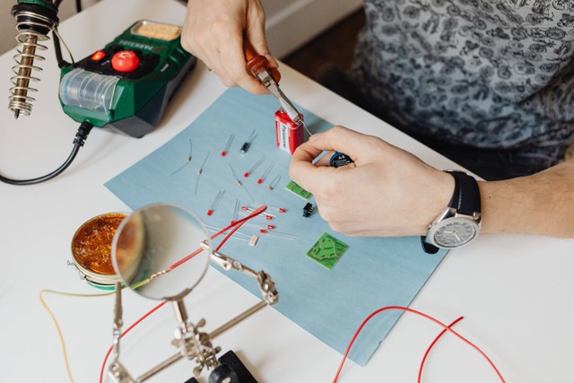 2 Cara Menghitung Resistor 5 Warna. Foto:Pexels/Karolina Grabowska.