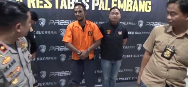 Polsek Sukarami menggelar press rilis kasus pencurian iPhone 14 Pro Max yang dilakukan pria di Palembang saat menolong korban kecelakaan, Foto : Istimewa