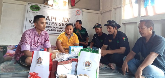 RAPI-IDI dan PWI Sekadau berkolaborasi membantu warga yang membutuhkan. Foto: Dok. PWI Sekadau