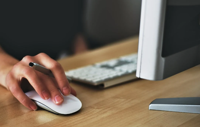 contoh lamaran kerja via email. Sumber: Pexels/Vojtech Okenka