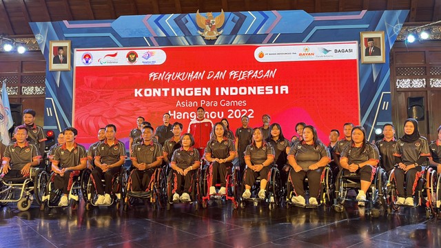 Menteri Pemuda dan Olahraga Dito Ariotedjo mengukuhkan dan melepas kontingen Indoesia untuk Asian Para Games di Pendopo Balaikota Solo, Solo, pada Sabtu (14/10). Foto: Jodi Hermawan/kumparan