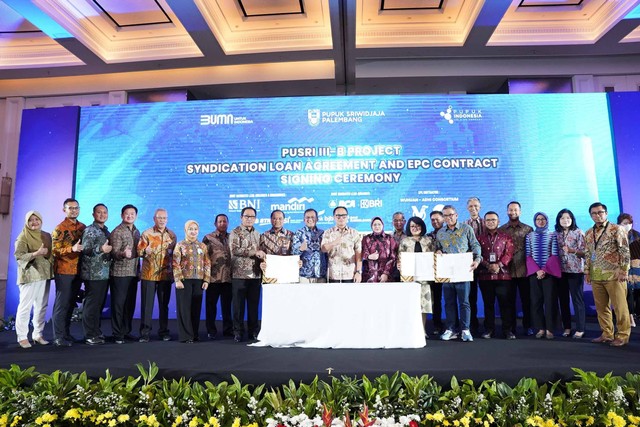  Penandatanganan perjanjian kerja sama pinjaman sindikasi untuk pembangunan pabrik Pusri III-B bersama dengan tujuh institusi perbankan lainnya di Jakarta, Jumat (13/10). Foto: Dok. BCA