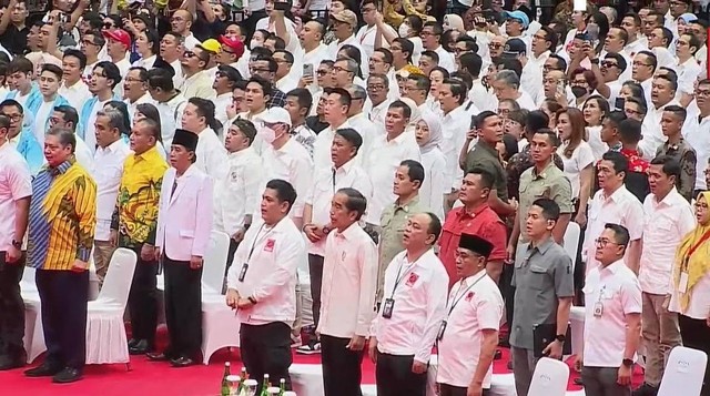 Presiden Joko Widodo tiba di acara Rakernas 6 Projo di Indonesia Arena, Jakarta, Sabtu (14/10/2023). Foto: Youtube DPP Projo